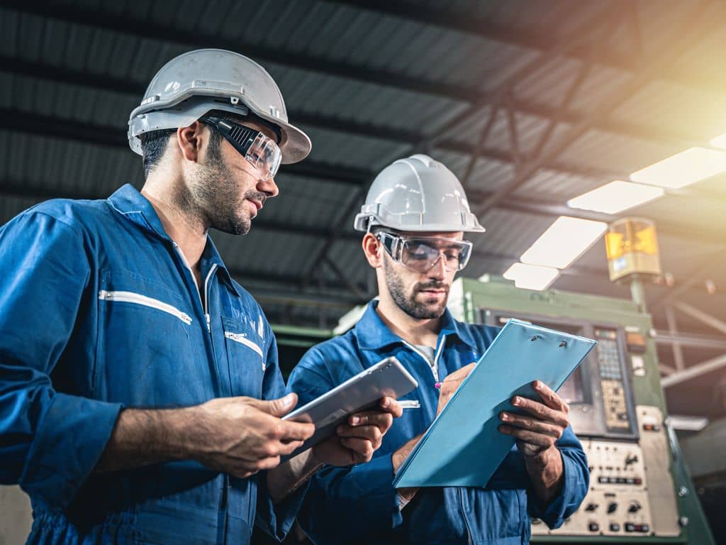 Routineinspektion durch Ingenieur mit Checkliste