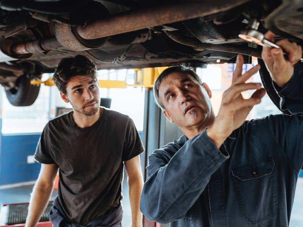 Zwei Männer reparieren Gabelstapler
